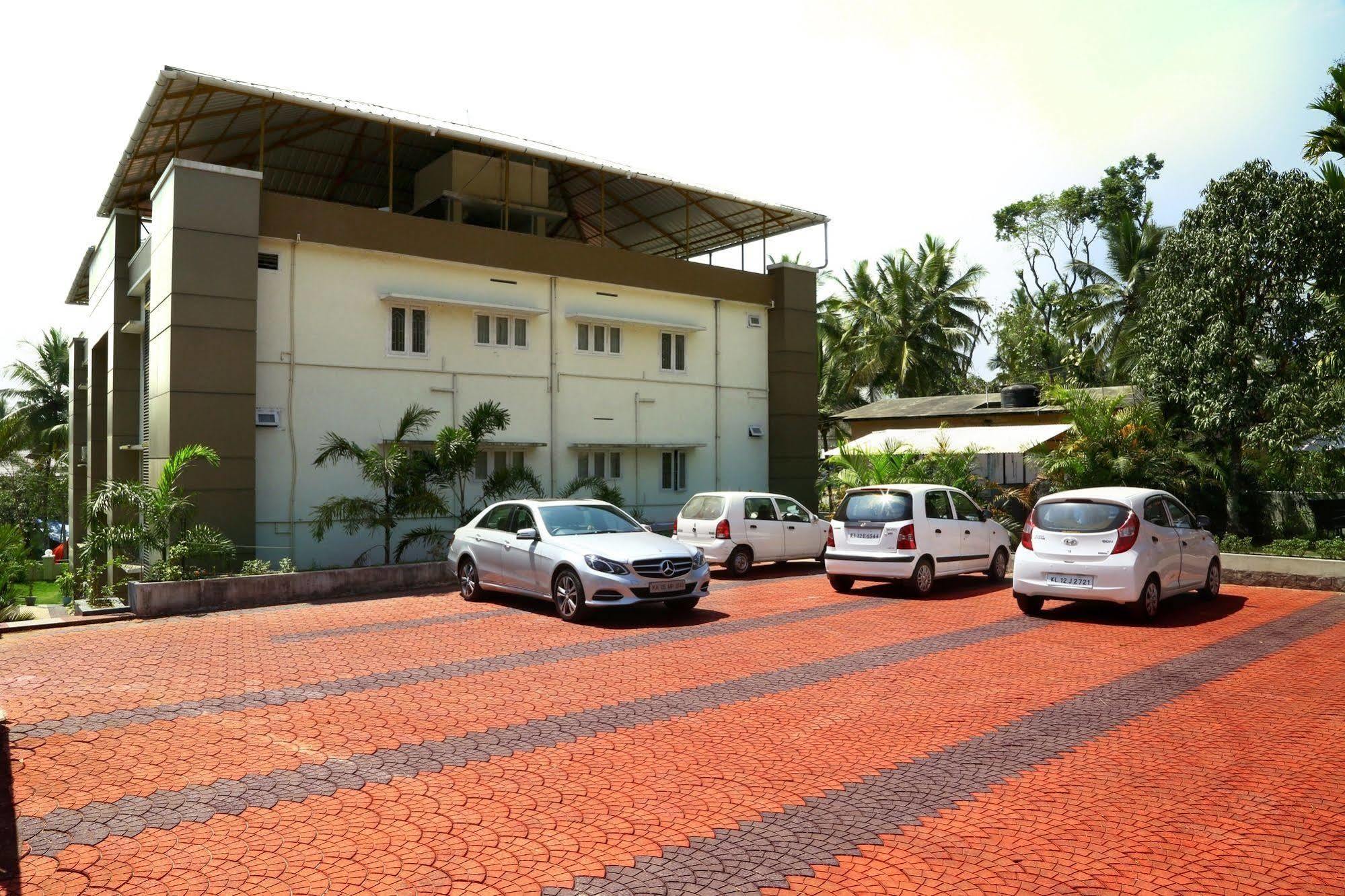 Wayanad Cliff Hotels Apartments Kalpetta Bagian luar foto